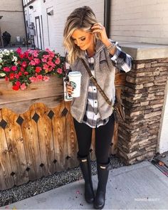 Warm Fall Outfits Casual, Warm Fall Outfits, Trendy Outfits Inspiration, Bun Style, Mom Bun, Dressed Like A Daydream, Mom Beauty, Cute Outfits With Leggings, Mom Hair