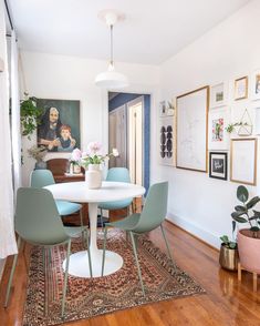 25 small dining room ideas 8 Decorating With White Walls, Decorating With White, Kitchen Feature Wall, Apartment Dining Room, Apartment Dining, Ideas For Decorating, White Wall Decor, Beautiful Dining Rooms, Dining Nook