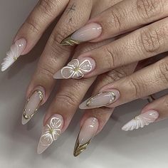 ig: acrylicsbyfatima Nail Ideas Gold And White, Winter Elegant Nails, Nail Inspo Long Almond, Almond Stiletto Nails Design, White And Gold Almond Nails, Almond Nails Designs Winter, Gel X Almond Nails, Pointy Almond Nails, Almond Winter Nails