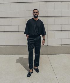 Men Date Night Outfit Casual, Men Night Out Outfit, Night Out Outfit Summer, Trendy Outfits Edgy, Summer Date Night, Guy Style, Outfits Edgy, Black Everything, Shirt Tucked In