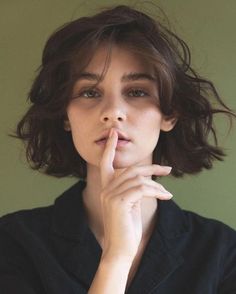 Best Movie Fashion, Face Claims Female Brunette Short Hair, Chin Length Bob Wavy Hair, Short Wavy Hair Bangs Round Face, Chin Length Wavy Bob Hairstyles, Chin Length Hair Wavy, Chin Length Hair Curly, Wide Face Haircut