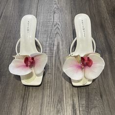 White Open Heel Sandals For Spring, White Open Toe Sandals With Padded Heel, White Toe Post Sandals For Spring, Summer Flower Heels In Synthetic Material, Synthetic Summer Heels With Flower Design, Flower Shaped Synthetic Heels For Summer, Summer White Toe Post Heels, White Toe Post Heels For Summer, Chic Flower Sandals For Summer