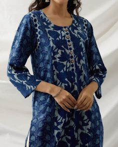 "A not so simple straight tunic. This is an indigo floral Indian tunic with two different fabrics used in the entire bodice and sleeves. A third fabric patch is used on armholes and front placket. It features wooden buttons. The more closely you look at the tunic, the more design and details you will see. A subtle. classic piece- easily paired with any bottom available. If accessorized well, it can be dressed up for casual dinners -Patchwork tunic with 3 different fabrics used -Contrasting fabri Bodycon Dress Outfit Ideas, Classy Bodycon Dress, Bodycon Dress Outfit, Kurtis Design, Frock Designs, Body Con Dress Outfit, Floral Block Print, Indigo Floral