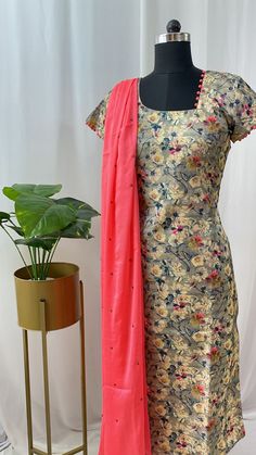 Ash grey floral printed jute kurti with peach stone studded georgette dupatta. Georgette Kurtis Printed, Georgette Kurta With Printed Motifs, Sleeveless Cotton Kurti, Cotton Floral Kurti, Floral Print Georgette Kurta, Georgette Dupatta, Stone Studs, Grey Floral