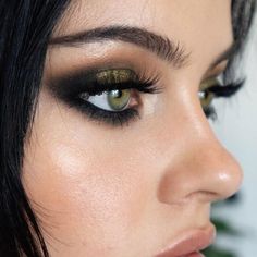 Small Chest Fashion, Acotar Makeup, Makeup Ideas Green Eyes, Make Up Green Eyes, Grunge Makeup Ideas, Moody Makeup, Makeup Green Eyes, Julia Adams, Green Eyes Makeup