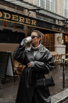 Outfit inspiration for fall with a black trench-coat Black Trench Coat Outfit Winter, Freezing Winter Outfits, Winter Outfits Cold Freezing, Trench Coat Outfit Winter, Leather Coat Outfit, Winter Outfits Blackgirl, Winter Outfits Korean, Girls Trench Coat, Trench Outfit