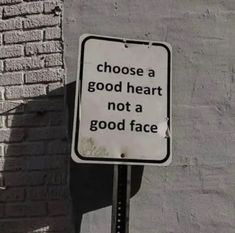 a sign on the side of a building that says, choose a good heart not a good face