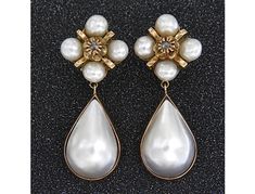 -Refined vintage earrings made of 12k yellow gold, composed of the upper part with 4 pearls arranged in the shape of a flower, enriched centrally by a rose-cut diamond, the lower part in the shape of a drop embellished with a mabè pearl. Sturdy and practical omega back closure. -Earrings with a classic and elegant design, regularly marked with the gold fineness (500) and the Italian manufacturer. -CHARACTERISTICS 12k (500) yellow gold and fresh water pearls. Weight: 17.8 grams. Height: 4.8 cm (1 Classic Dangle Earrings With High Luster, Timeless Evening Earrings With 17 Jewels, Luxury Pear-shaped Earrings For Evening, Classic Yellow Gold Bridal Earrings For Evening, Evening Bridal Drop Earrings With 17 Jewels, Classic High Luster Drop Earrings, Classic Teardrop Earrings With High Luster, Exquisite Gold Clip-on Earrings, Antique Drop Pearl Earrings For Formal Occasions