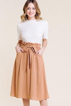 Paper-bag waist tie midi skirt with pockets Elastic waist band Model is wearing a size small Fall Feminine Outfits, Skirtall Outfit, Skirts Aesthetic, Dot Skirt Outfit, Aesthetic Skirt, Pearl Skirt, Business Casual Skirt, Outfits Skirts, Outfits Skirt