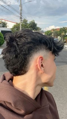 Mohawk fade bajo Mullet Fade Haircut, Mullet Fade, Best Fade Haircuts, Mohawk Hairstyles Men, Low Fade Haircut, Men Haircut Curly Hair