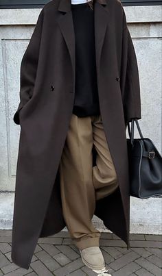 Dark Modest Outfits, Modest Dark Academia Outfit, Winter Outfits Uk, Night Out Street Style, Dark Academia Outfit Winter, Long Black Coat Outfit, Minimalist Fashion Fall, Modern Minimalist Fashion, Autumn Winter Outfits