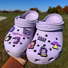 Light Purple Crocs With Charms, Purple Crocs Aesthetic, Jibbitz Aesthetic, Croc Pins, Cool Crocs, Crocs Aesthetic, Crocs With Charms, Purple Crocs