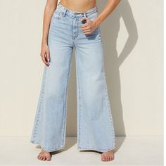 New With Tags Light Blue Wash Mid-rise Jeans For Vacation In Spring, Trendy Beach Jeans For Spring, Trendy Jeans For Beach In Spring, Trendy Jeans For Beach In Spring Season, Trendy Jeans For Beach And Spring, Blue Denim Jeans For Vacation, Mid-rise Jeans For Spring Vacation, Blue Summer Jeans, Light Blue Jeans For Spring Day Out