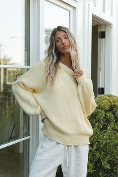 Our favorite oversized pullover sweater is back and in more colors, just in time for those cozy evenings and chilly mornings. It's oversized, soft and has a stretch to give endless comfort. Mini Jumpsuit, Oversized Knit Sweater, Oversized Knitted Sweaters, Oversize Knit, Oversized Pullover, Strapless Tops, Sweater Sale, Sweater Blouse, Just In Time