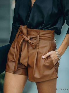 Lasaky - Versatile High-Waisted Short Leather Pants for Chic Contouring Leder Shorts Outfit, Brown Leather Shorts, Womens Motorcycle Fashion, Lederhosen Outfit, Short Cuir, Wrap Shorts, Chic Leather, Brown Shorts, Street Look