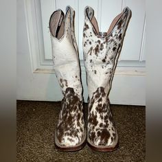 Cowhide Boots (Real Cowhide Fur) Only Worn Twice Size 23 1/2 That’s A 6 1/2 Us Cowhide Boots, Western Boots, Size 6, Women Shoes, Boots, Hair, Women Shopping, White, Color