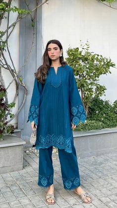 Kurta Inspiration, Salwar Suit Pattern, Pakistani Kurta Designs, Kurti Ideas, Uni Outfit, Brunette Aesthetic, Pakistani Kurta, Pakistani Formal Dresses, Pakistani Style