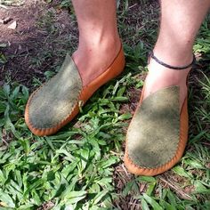 Minimalistic Shoes, Leather Moccasins Diy, Earthing Shoes, Winter Moccasins, Diy Moccasins, Earthing Grounding, Earth Shoes, Walking Barefoot, Tool Kits