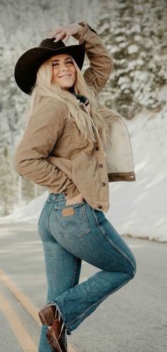 Cowgirl Senior Pictures, Western Winter Outfits, Western Fall Outfits, Western Photo Shoots, Country Outfits Women, Cowgirl Photoshoot, Foto Cowgirl, Western Photoshoot, Western Photo