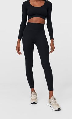 Stradivarius acaba de lanzar los leggins negros de mujer sin costuras que hacen tipazo y es que se adaptan a la perfección a tu cuerpo para potenciar tus curvas por tan solo 12,99 euros. Seamless Leggings, Fashion Updates, Moda Fashion, Black Noir, Black Leggings, Trousers Women, Sport Outfits, Women's Leggings, Two Piece Pant Set