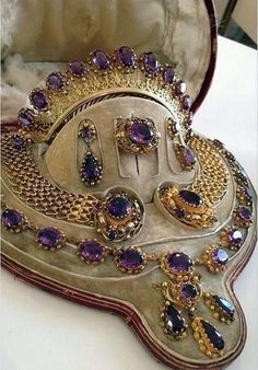 Gaun Abad Pertengahan, Classic Jewellery, Ancient Jewelry, Crown Jewels