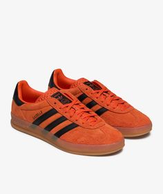 Founded in Germany in 1949, adidas has become one of the most iconic sportswear brands globally, known for its innovation and commitment to performance.The adidas Gazelle Indoor in Naranja is a standout option for the Fall/Winter 2024 season. As part of the Zapatillas Clásicas y Retro category, these classic and retro sneakers are a must-have for any wardrobe. The adidas Gazelle model is highly popular, featuring a sleek design and excellent comfort. Elevate your style with these vibrant orange White Gazelle, Women's Handball, Adidas Hamburg, Adidas Gazelle Indoor, Retro Adidas, Orange Sneakers, Nike Fashion Shoes, Adidas Samba Og, Baskets Adidas