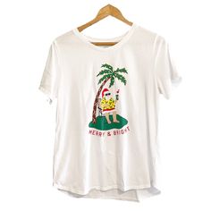 Old Navy Holiday T-Shirt Women’s Large, White Short Sleeve, Santa On A Beach Under A Palm Tree Pre Owned In Excellent Condition Aprox Lay Flat Measurements: Sleeves: 7in Pit To Pit: 19in Shoulder To Hem: 24in Please Read Before Purchasing: Planet Petra Is A Smoke Free, Pet Friendly Environment All Merchandise Is Stored In A Climate Controlled Environment Nwt/Dry Clean Only/Hand Wash Only Garments Are Steamed. All Other Garments Are Washed/Dried In Borax And A Free And Clear Detergent According T Casual White T-shirt For Holiday, White Graphic Print Top For Holiday, Holiday White T-shirt With Graphic Print, White Graphic Tee For Holidays, White Graphic Print T-shirt For The Holiday, White Graphic Print T-shirt For Holidays, Relaxed Fit Short Sleeve T-shirt For Holiday, White Summer Holiday T-shirt, Holiday Graphic Print Relaxed Fit Tops