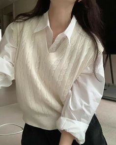 Neutral Color Clothes Aesthetic, Minimalist Clothes Aesthetic, Soft Minimalist Aesthetic Outfit, Autumn Korean Outfit, Black N White Outfits, Neutral Clothing Aesthetic, Minimal Aesthetic Outfits, Minimalist Aesthetic Outfit, Soft Minimalist Aesthetic