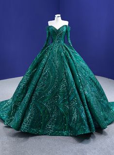 This simple, yet stylish gown highlights a lovely strapless neckline as well as a slim shape. Green Quince Dress, Off The Shoulder Prom Dress, Prom Night Dress, Prom Dress Pattern, Green Quince, Feather Prom Dress, High Neck Prom Dress, Prom Dress With Train, Stylish Gown