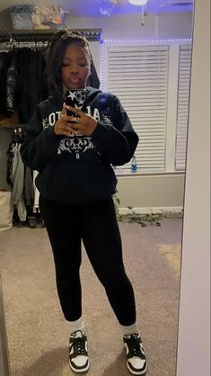 All Black Outfit For School, Stacked Leggings Outfit, Grey Cdg Converse Outfit Black Women, Hoodie Fits Black Women, First Day Of School Fits Black, Baddie School Outfits, Baddie Fits For School, Back To School Outfits Black Women, Gray Leggings Outfit