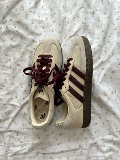 Fall Adidas Shoes, Shoes Wishlist 2024, Samba Adidas Aesthetic, Shoes Adidas Samba, Autumn Shoes Aesthetic, Adidas Samba Maroon, Maroon Sambas Outfit, Fall Sneakers 2024, Autumn Shoes 2024