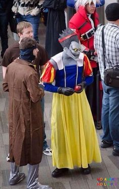 people in costumes standing around talking to each other with caption that reads, cosplay nivel eu entendi a reference