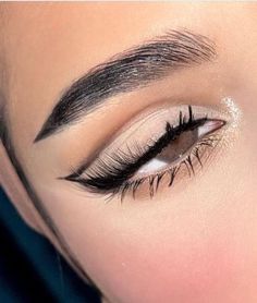 liner eye makeup Feme Fatale Aesthetic Makeup, White And Brown Makeup, Close Set Eyes Makeup, Eye Shadow Makeup Ideas, Makeup Looks Eye Shadow, Bad Bunny Concert Outfit Nadie Sabe, Be Real Ideas, Night Time Makeup, Slay Makeup