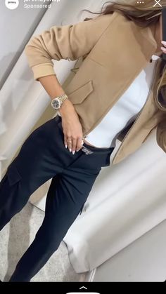 Fun Handbags, Over 60 Fashion, Business Outfits Women, Beige Jacket, Business Casual Outfits For Work, 60 Fashion, Blazer Outfits, Blazer Fashion, Classy Women