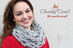 a woman wearing a gray knitted scarf with the words diy chunk cowl on it