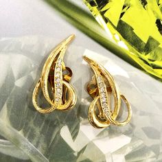 Clip earrings Material: golden metal Crystal: white Length: 1.70 cm (0.67") Height: 3.40 cm (1.34") Logo "DL" engraved on the back of the earrings. All our objects are vintage and are made Sphinx, a reputable English company that closed its doors in the early 2000s and if they seem new to you it is because they come from a stock of unsold so never worn but nevertheless vintage. Founded in 1948, Sphinx was a British manufacturer, famous for its high quality costume jewellery. In addition to their Crystal White, The Early 2000s, Kenneth Jay Lane, Clip Earrings, Marks And Spencer, Early 2000s, Apartment Decor, Clip On Earrings, Neiman Marcus