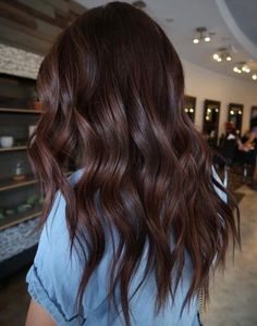 Redish Brown Hair, Brown Auburn Hair, Rich Brown Hair, Brown Hair Color Shades, Dark Fall Hair Colors, Warm Brown Hair, Dark Fall Hair, Cinnamon Hair, Rambut Brunette