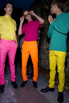 . Colorful Outfits Men, Neon Party Outfits, Neon Prom Dresses, Party Outfit Men, Fiesta Outfit, Neon Outfits, Wearing Color, Black Jeans Outfit