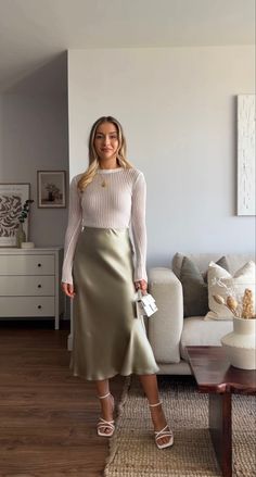 Elegant Skirt Outfits, Silk Skirt Outfit, Satin Skirt Outfit, Chique Outfit, Mode Abaya, Elegante Casual, Looks Street Style, Modest Fashion Outfits