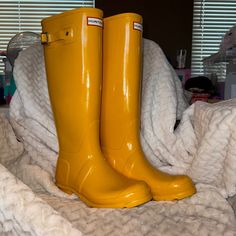 Classic Knee-High Yellow Hunter Wellie Rainboots In New Condition. Worn Maybe A Handful Of Times. So Adorable And The Perfect Fit For A Rainy Day! Cool Rain Boots, Thrifting Moodboard, Yellow Wellies, Shoes Yellow, Hunter Shoes, Women Hunters, Rain Boot, A Rainy Day, So Adorable