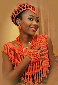 Beautiful Luxury coral beads that make a bride standout in her event. Benin Bride, Edo Brides, Beaded Gloves, Hijab Sport, Igbo Bride, Nigerian Traditional Wedding, Nigerian Style, Beaded Cape, Model Behavior