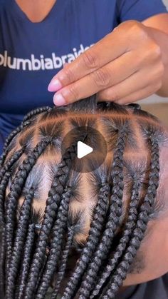 Afrobraider Murcia on Instagram: "Knotless Braids Tutorial #trenzasmurcia #trenzasprofesional #knotlessbraids #trenzasafricanas #hairstyles #braidermurcia #afrobraider #highlights #braidstyles" 2024 Hairstyles Braids, Best Knotless Braid Styles, Protective Box Braids, Knottles Braids Hairstyle Ideas, How To Plait Knot Less Braids, Single Plaits Braids Black, Quick Box Braids Hairstyles, Smedium Knotless Styles, Medium Small Box Braids