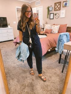 Easy Mom Outfits Spring, Teacher Outfits 2023, Easy Teacher Outfits, Simple Teacher Outfits, Teacher Styles, Teaching Wardrobe, Teacher Aide, Teacher Attire, Trendy Mom Outfits