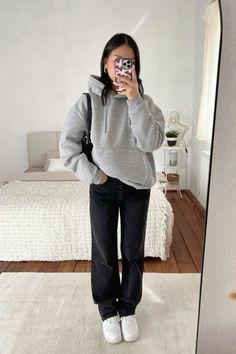 Outfits With Grey Hoodie, Oversized Grey Hoodie Outfit, Paris Sweatshirt Outfit, Outfits With Oversized Hoodies, Gray Hoodie Outfit Aesthetic, Hoodie Styling Ideas, Basic Sweatshirt Outfit, Grey Crewneck Sweatshirt Outfit, Grey Hoodie Outfit Aesthetic