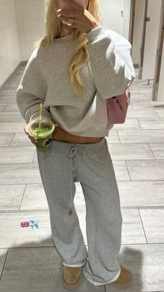 groutfit, grey sweats, matcha, airport crush outfit, vanilla girl aesthetic Skandinavian Fashion, Lazy Day Outfits, Stockholm Fashion, Outfits Winter, Cute Everyday Outfits, Mode Inspo, 가을 패션, Airport Outfit