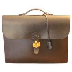 This Hermes black leather Sac A Depeches 39 briefcase is very elegant and convenient for an every day use. It features Hermès engraved golden plated hardware . It is embossed JCB initials. Its pinch lock top flap opens to an unlined and leather interior with 2 separate compartments and plenty of room for a laptop, papers, folders, notepads, binders and more.. Inside, there is no stain and no smell. Its top handle is in very good condition and is very comfortable. It is stamped in gold color on l Hermes Paris, Leather Briefcase, Color Dorado, Hermes Bag, Leather Interior, Fashion Handbags, Alligator, Gold Hardware, Top Handle