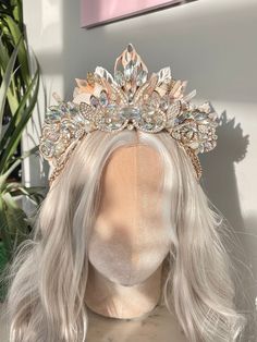 Stunning one of a kind, sea shell crystal crown.  Embellished with jewels, pearls and clear quartz.  With dangling chains which drape on the side of the hair.  This is fully lined with crushed velvet and it is elasticated at the back for the perfect fit.  Ready to dispatch. Viking Core, Fantasy Crown Queens, Ocean Crown, Fairytale Crown, Aesthetic Crown, Sea Crown, Mermaid Crowns, Shell Crown, Queen Crowns