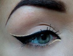 . Maquillage Pin Up, Carnaval Make-up, Eyeliner Glitter, Simple Eyeliner, Make Up Inspiration, Eye Liner Tricks