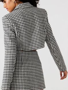 The Rupi Blazer is expertly designed with a cropped style, complete with a faux chest welt pocket. Fully lined with shoulder pads, this blazer creates a polished and structured silhouette. Perfect for any occasion, this blazer is a versatile addition to any wardrobe. Crop Blazer, High Waist Skirt, Houndstooth Blazer, Checked Blazer, Tweed Suits, Open Ended, Cropped Blazer, 90s Inspired, Short Coat