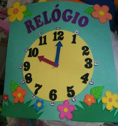 a clock made to look like it has flowers on it and the words relogo written in spanish